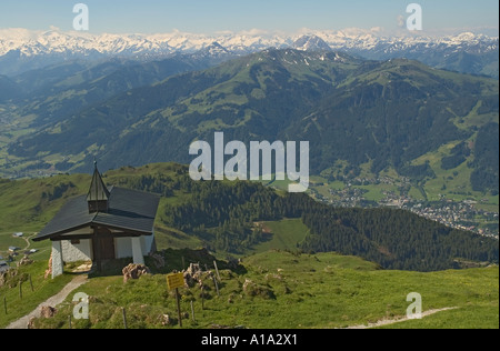 Autriche Tirol Kitzbuhel Kitzbuheler Horn vue d'été de sommet chapelle alpes Banque D'Images