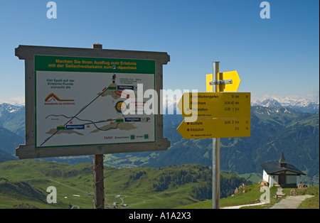 Autriche Tirol Kitzbuhel Kitzbuheler Horn vue d'été de sommet trail inscription alpes chapelle Banque D'Images