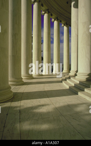 Des colonnes de marbre en formation circulaire autour du bâtiment Banque D'Images