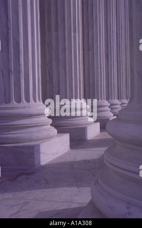 Des colonnes de marbre en formation circulaire autour du bâtiment Banque D'Images