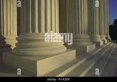 Près de la base des colonnes de l'édifice de la Cour suprême U Washington DC Banque D'Images