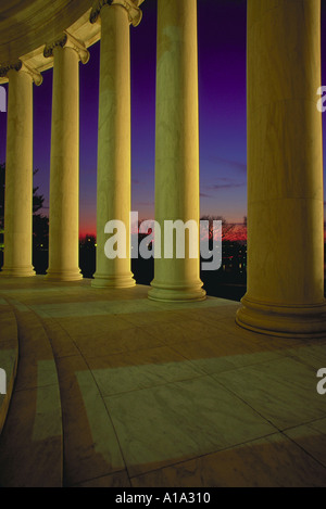 Des colonnes de marbre en formation circulaire autour du bâtiment dans la nuit avec un éclairage de nuit Banque D'Images