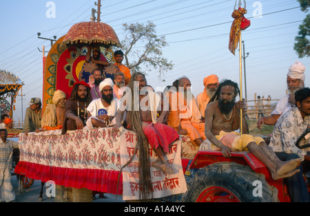 Guru entouré par son entourage, y compris un Sadhu avec de longues dreadlocks pendant la procession du Nirmohi Akhara, Kumbh Mela, 14 avril 1998, Haridwar, Uttarakhand, Inde Banque D'Images