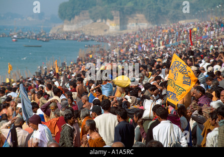 Des foules de pèlerins sur les rives de la Sangam, Maha Kumbh Mela 2001, Allahabad, Uttar Pradesh, Inde Banque D'Images