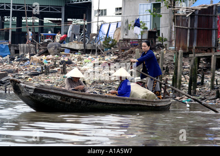 Mesdames local traversant la rivière dans un taxi d'eau dans le Delta du Mekong, Vietnam Banque D'Images