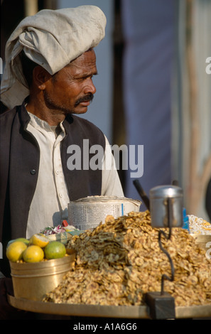 Homme avec un bac d'en-cas pour la vente, Maha Kumbh Mela 2001, Allahabad, Uttar Pradesh, Inde Banque D'Images