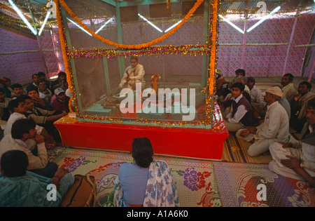 Les spectateurs à regarder une femme dans une cage de serpents à un freak show à la Maha Kumbh Mela 2001, Allahabad, Uttar Pradesh, Inde Banque D'Images