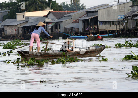 Poussant les avirons, Delta du Mekong, Vietnam Banque D'Images