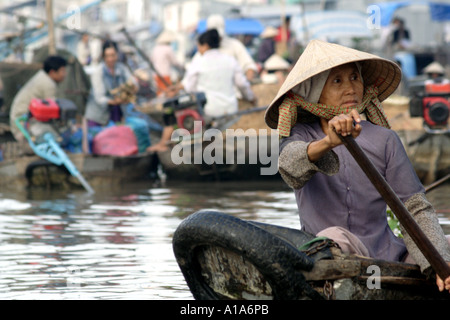 Femme l'aviron dans le marché flottant, Vietnam Banque D'Images