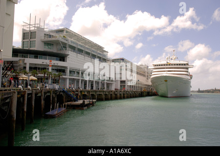 Le P&O Cruise Liner amarré au Quai des Princes Artemis et l'hôtel Hilton à Auckland, île du Nord Nouvelle-zélande Banque D'Images