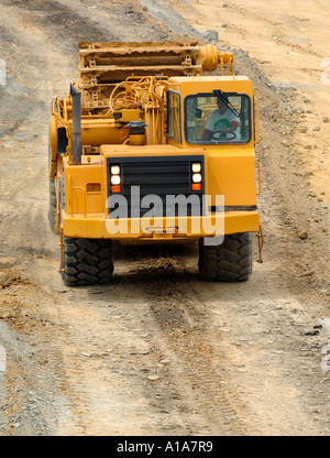 Niveleuse Caterpillar au travail, chantier de construction routière Banque D'Images