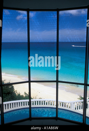 Anguilla beach vue depuis une fenêtre à Malliouhana resort villa de luxe Banque D'Images