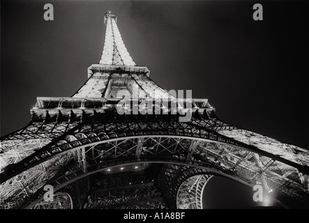 Paris Tour Eiffel la nuit jusqu'à la prise de vue au grand angle Banque D'Images