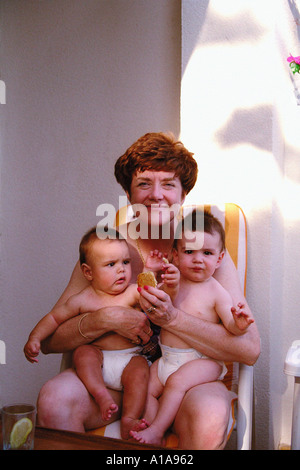 Grand-mère anglaise avec ses deux petits-fils se détendre en vacances Banque D'Images
