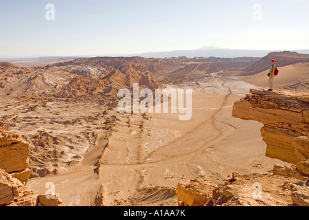 Chili désert d'Atacama vallée de l'ACIR femme debout au bord de la falaise Banque D'Images