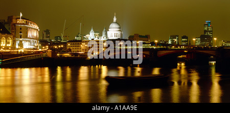 La Cathédrale St Paul de Londres à partir de la rive sud Banque D'Images