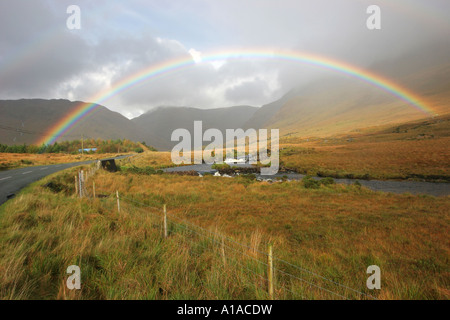 Arc-en-ciel sur pays-road à Delphes , connemara , France , Irlande , europe Banque D'Images