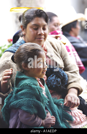 GUATEMALA CAPELLANIA jeunes indigènes Mayas Quiche fille et sa mère dans les châles traditionnels Banque D'Images