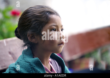 GUATEMALA CAPELLANIA jeunes indigènes Mayas Quiche girl en vêtements traditionnels et châle Banque D'Images