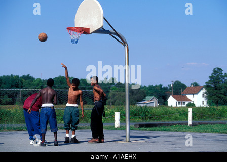 USA Maryland Princess Anne jeunes jouer à pick up jeu de basket-ball au cour de l'école sur la côte Est Banque D'Images