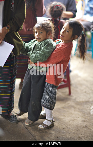 GUATEMALA CAPELLANIA jeunes indigènes Mayas Quiche girl portant sa jeune sœur Banque D'Images