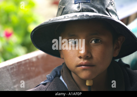 Les jeunes indigènes Mayas du Guatemala CAPELLANIA garçon Ixil en attente d'être vu par des médecins bénévoles Banque D'Images