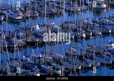 États-unis, Washington, Seattle, vue aérienne de bateaux amarrés à Shilshole Marina au coucher du soleil le long de Puget Sound Banque D'Images