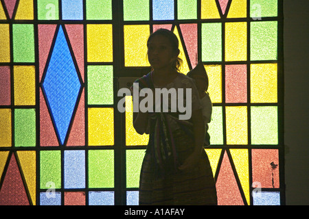 GUATEMALA SAN PEDRO LA LAGUNA Silhouette de jeunes indigènes Mayas Tzutujil adolescente en costume traditionnel portant son bébé Banque D'Images