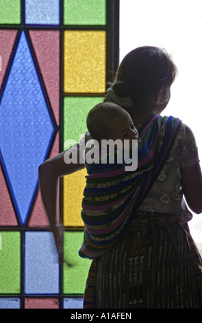 GUATEMALA SAN PEDRO LA LAGUNA peuples mayas Tzutujil adolescente porte son petit frère dans un dos en face de la s Banque D'Images