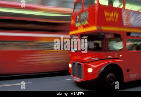 Des autobus sur Oxford Street London UK Banque D'Images