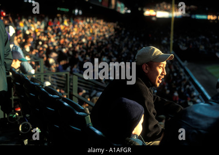 USA Washington Setting sun lights amateurs de baseball regardant des Mariners de Seattle d'ouverture à domicile à Safeco Field Banque D'Images