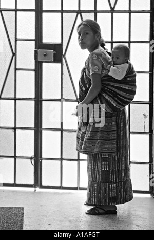 GUATEMALA SAN PEDRO LA LAGUNA peuples mayas Tzutujil adolescente porte son petit frère dans un dos Banque D'Images