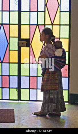 GUATEMALA SAN PEDRO LA LAGUNA peuples mayas Tzutujil adolescente porte son petit frère dans un dos en face de la s Banque D'Images