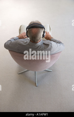 Vue arrière d'un homme portant un casque Banque D'Images