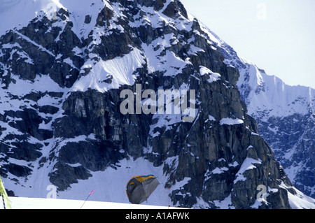 USA Alaska Denali National Park Les alpinistes tente chasse l dans le vent à Glacier Kahiltna basecamp sur Mt McKinley Banque D'Images