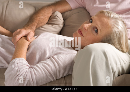 Woman lying in man's lap Banque D'Images