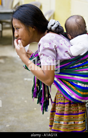 GUATEMALA SAN PEDRO LA LAGUNA peuples mayas Tzutujil adolescente porte son petit frère dans un dos Banque D'Images