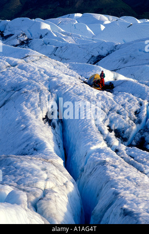 USA Alaska M. Rudiger Stuiss met en place tente sur le Glacier Matanuska au coucher du soleil dans les montagnes Chugach Banque D'Images