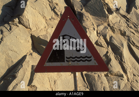 Panneau d'avertissement de trafic pour les voitures de conduire d'opver mur pour plonger dans l'eau Namibie Lüderitz Banque D'Images