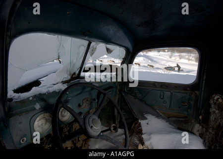 USA Alaska Anvik voir à travers la vitre du camion abandonné de musher et course de chiens en Anvik checkpoint Banque D'Images