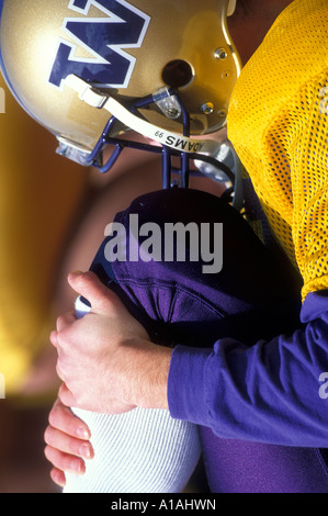 USA Washington Seattle Détail des Huskies de l'Université de Washington les joueurs de football qui s'étend au cours de scrimmage Banque D'Images