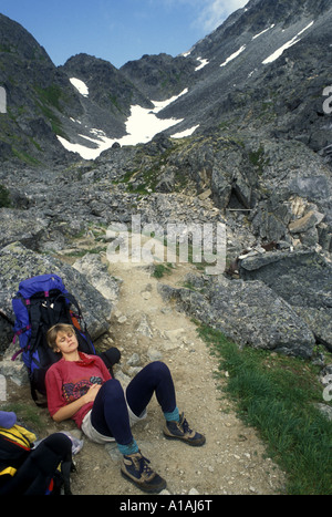 USA Alaska Klondike Gold Rush National Historic Park M. Alyson Pytte repose lors d'une randonnée de Chilkoot Banque D'Images