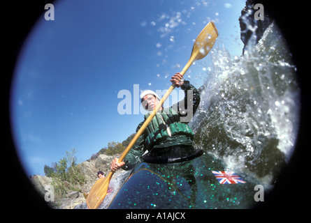 USA Maryland Whitewater kayaker Matt Putz paddles à travers rapides ci-dessous Grand Falls sur la rivière Potomac vue à distance Banque D'Images