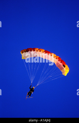 USA Alaska Chugach State Park skieur Eric Fuglestad paraglides en pente de montagnes Chugach sur soirée d'hiver Banque D'Images