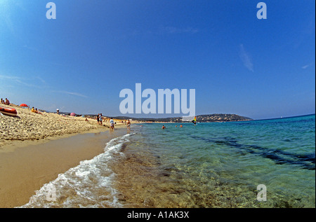 La célèbre plage de sable blanc de la plage de Tahiti près de St Tropez visité par stars et starlettes beaucoup de backpackers Banque D'Images