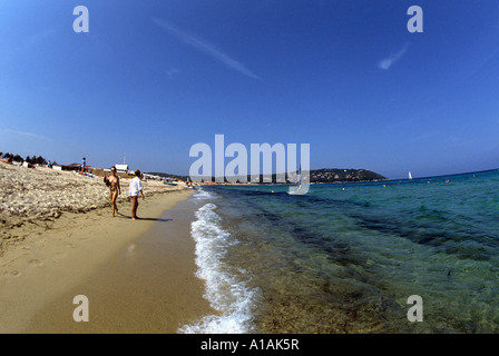 La célèbre plage de sable blanc de la plage de Tahiti près de St Tropez visités par les touristes et des starlettes stars Banque D'Images