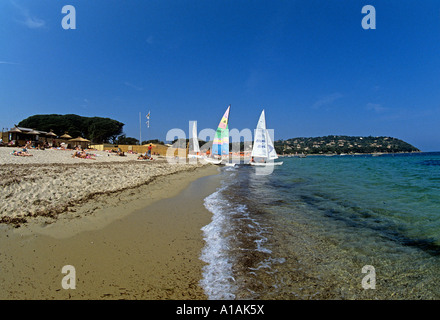 La célèbre plage de sable blanc de la plage de Tahiti près de St Tropez visités par les touristes et des starlettes stars Banque D'Images