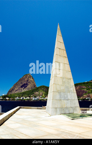 Monument en forme d'un obélisque, le fondateur de la ville de Rio de Janeiro Estacio de Sa avec du pain à l'arrière-plan. Banque D'Images