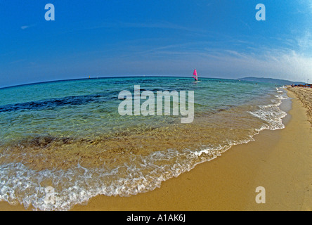 Les eaux peu profondes au large de Tahiti Beach azur près de St Tropez sont idéales pour la planche à voile en douceur Banque D'Images