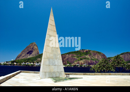 Monument en forme d'un obélisque, le fondateur de la ville de Rio de Janeiro Estacio de Sa avec du pain à l'arrière-plan. Banque D'Images